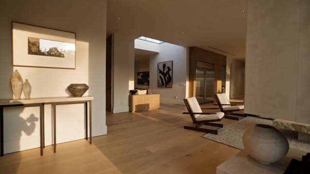 Foyer architectural continuity